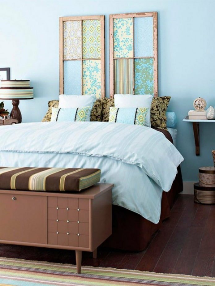 wallpaper at the head of the bed