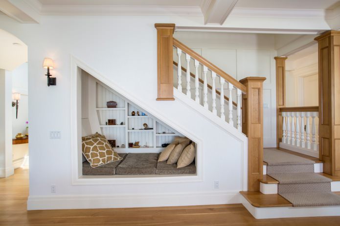 Lounge area in a niche