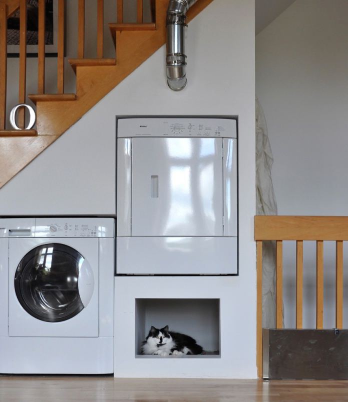 Washing machine in a niche