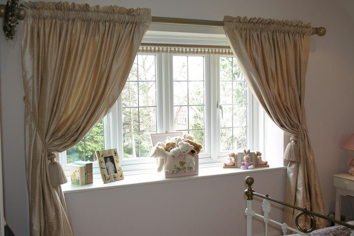 curtain with a drawstring in the interior