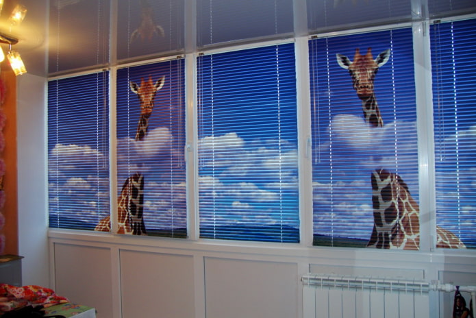 3D blinds with a giraffe image