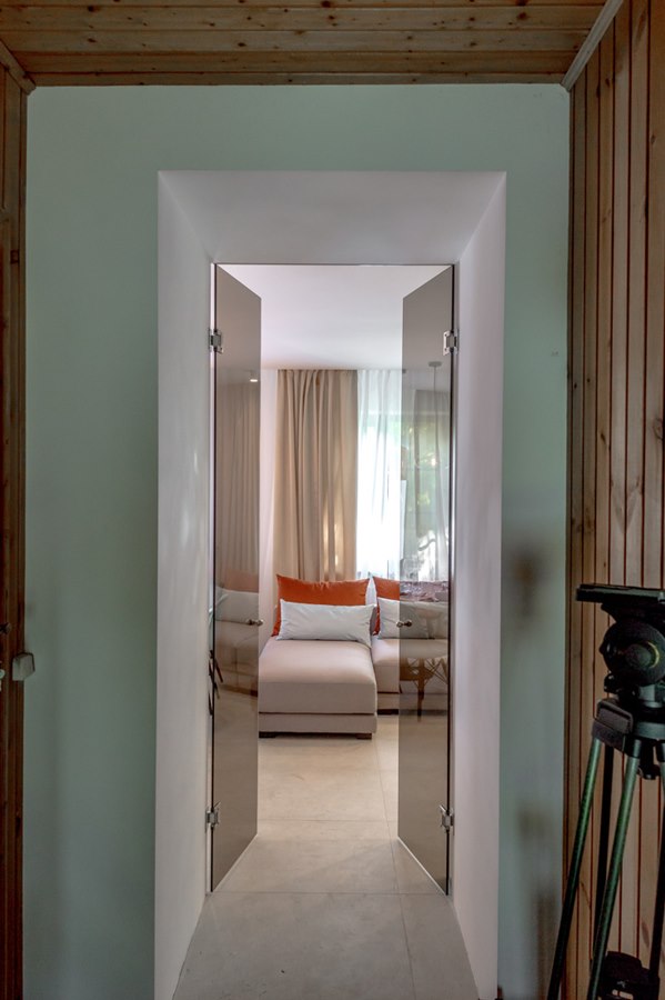 Door on pendulum hinges