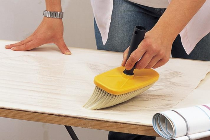 applying glue to wallpaper
