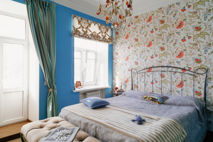 colored wallpaper behind the bed