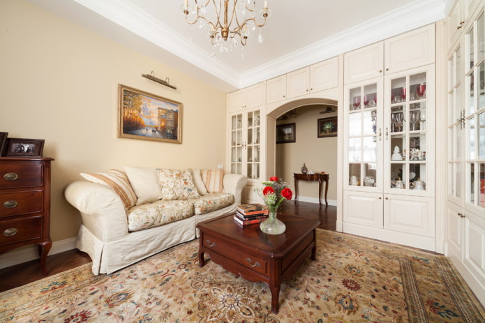 Wall with an arched opening in the living room