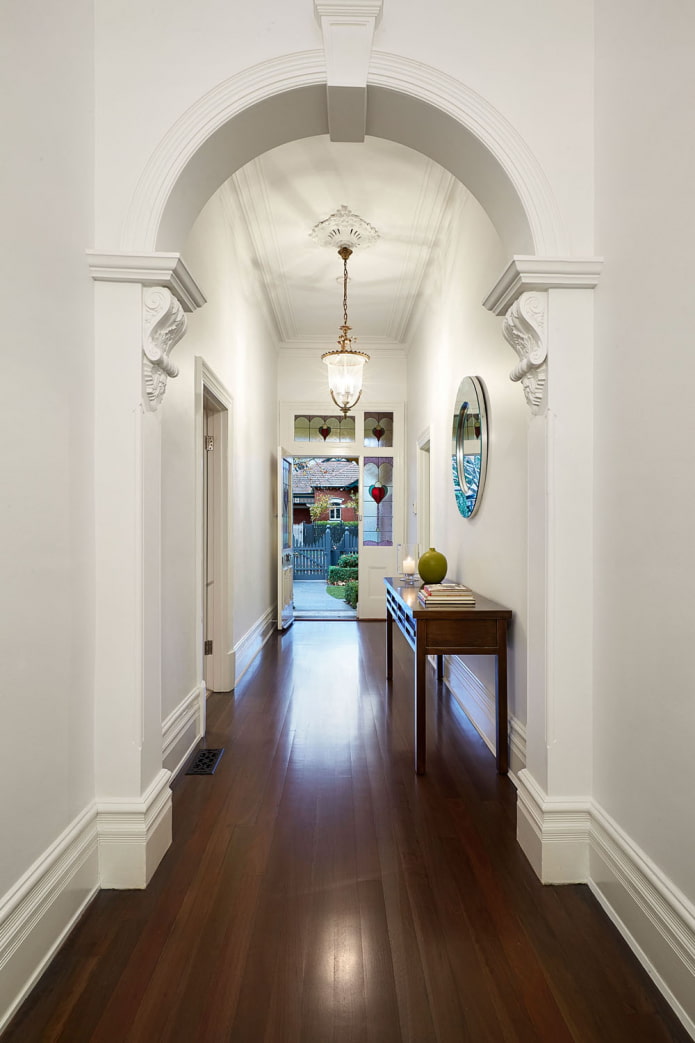 arch of stucco molding in the interior of the corridor