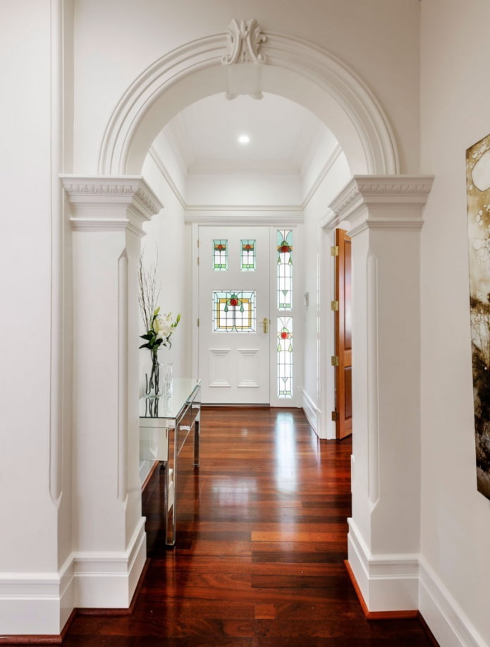 arch of stucco molding in the interior of the corridor