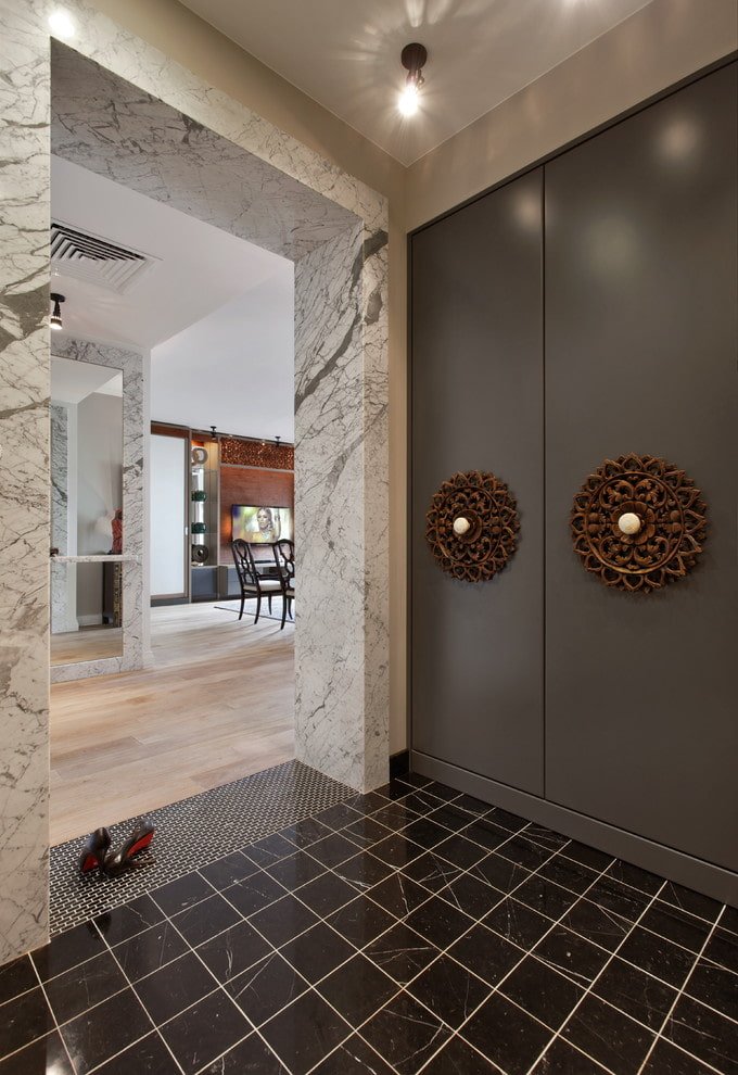 non-standard design of the arch in the hallway