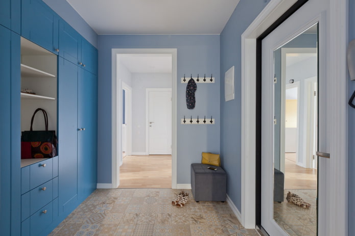 arch in the interior of a small hallway