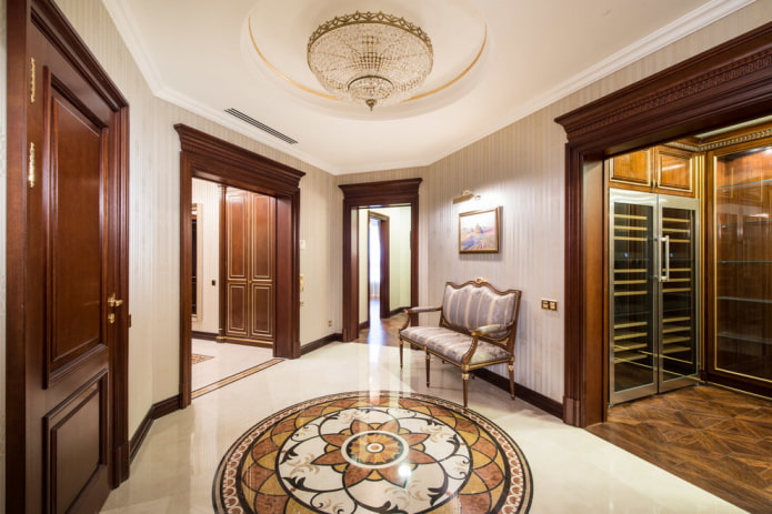 arch in the hallway interior in a classic style