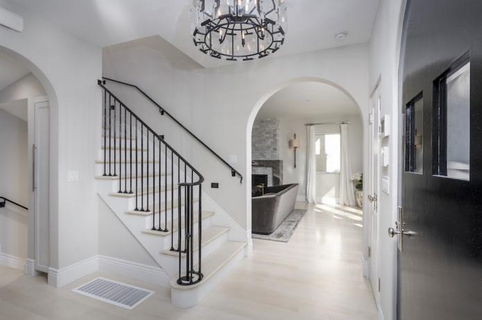 round arch in the hallway interior