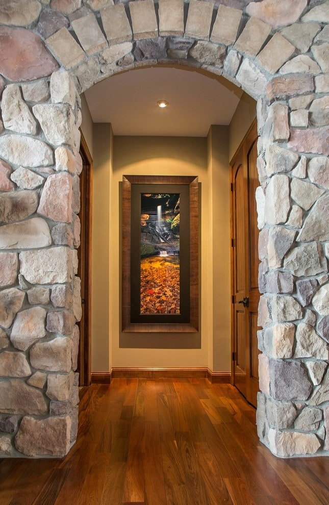 arch with decorative stone in the interior of the corridor