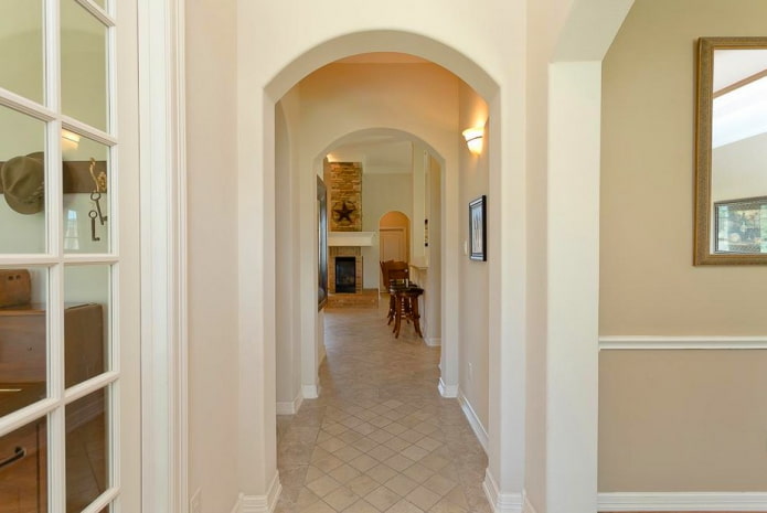 elliptical arch in the interior of the corridor