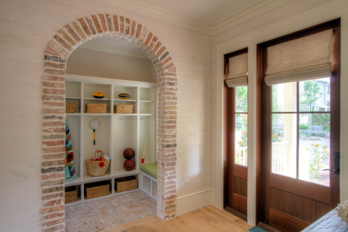 round arch in the hallway interior
