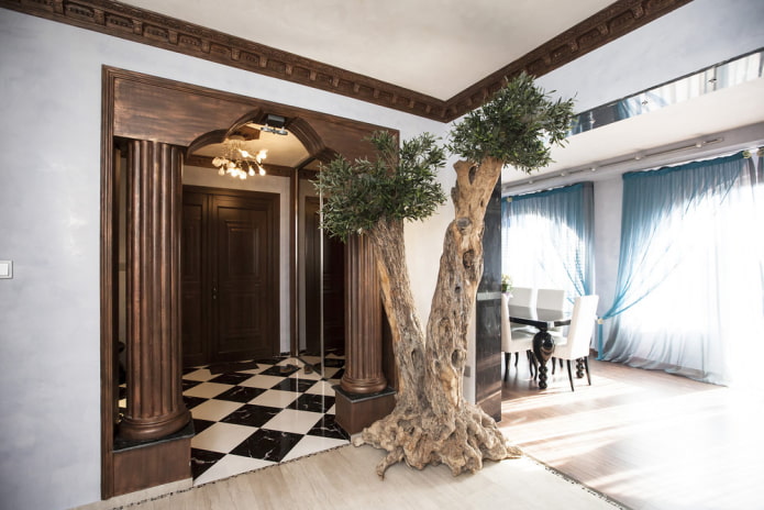 non-standard design of the arch in the hallway