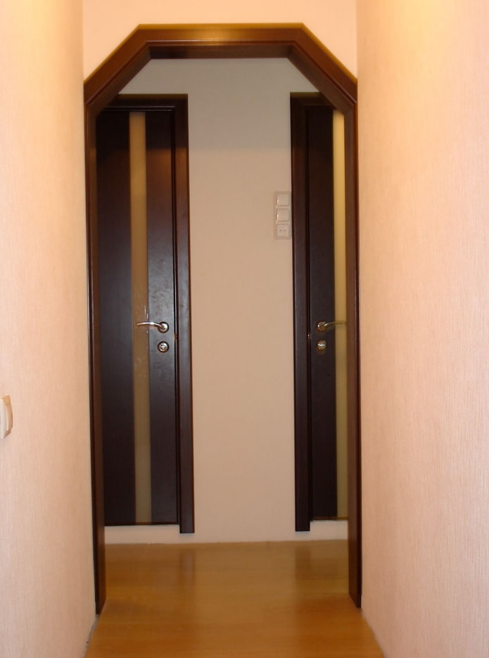 trapezoidal arch in the interior of the corridor