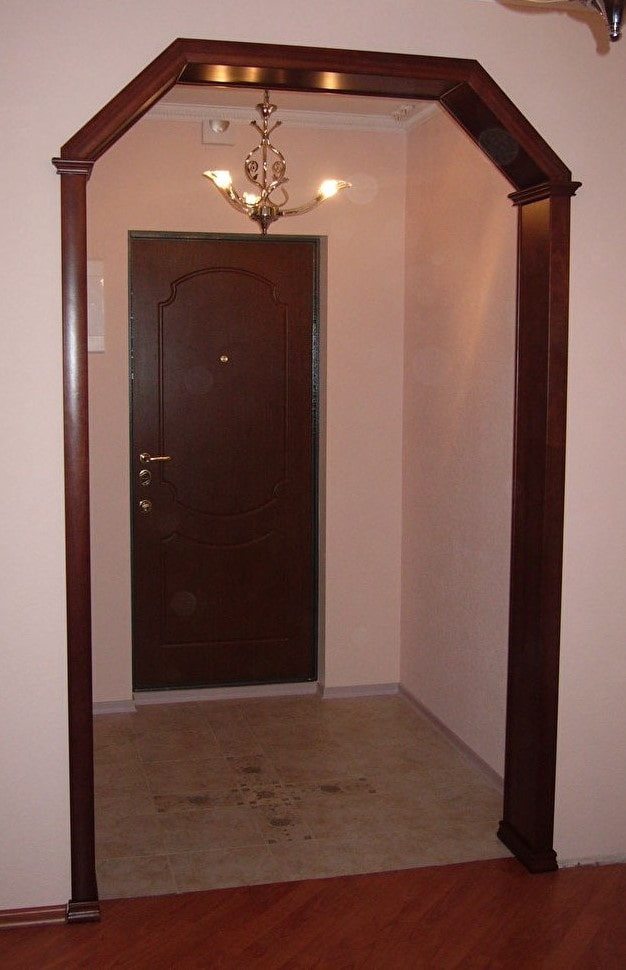 trapezoidal arch in the interior of the corridor
