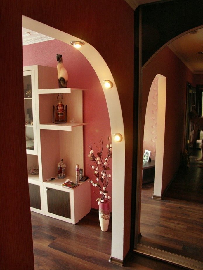 plasterboard arch with backlighting in the interior