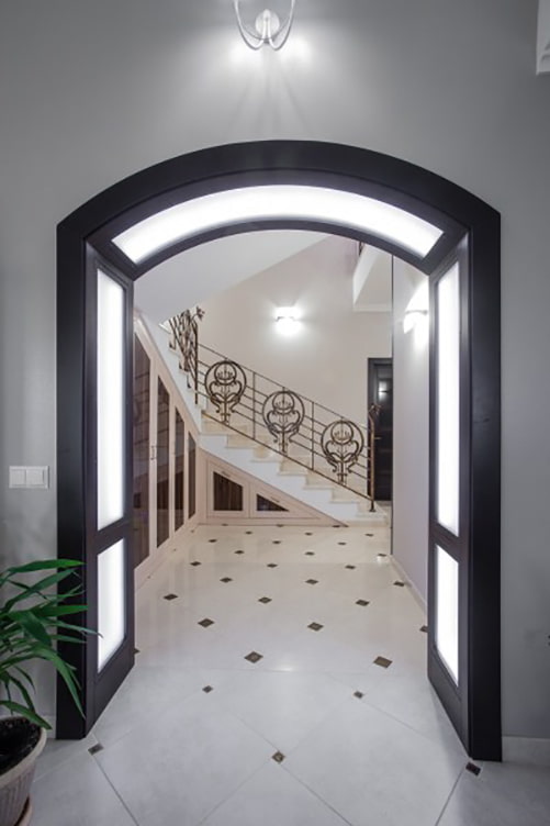 plasterboard arch with backlighting in the interior