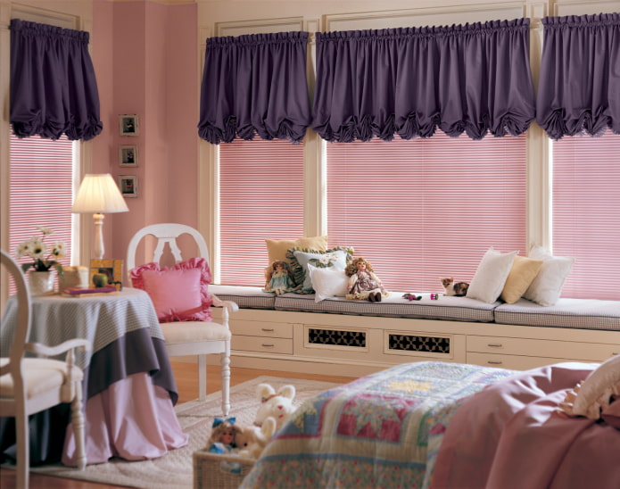 Austrian curtains in combination with blinds