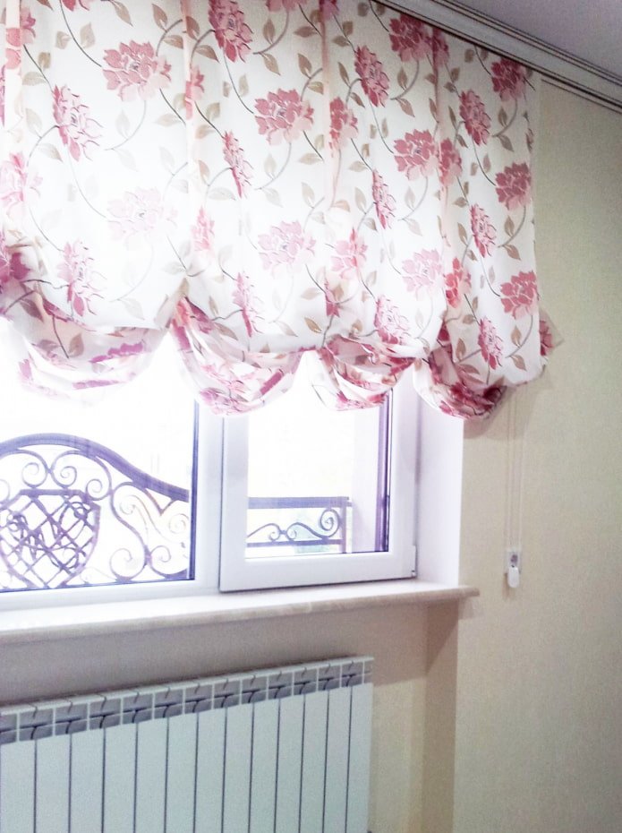 Austrian curtains with a floral pattern