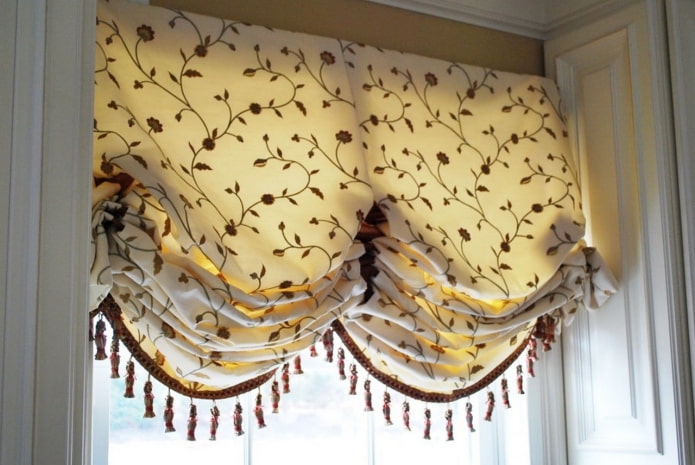 Austrian curtains with a plant pattern