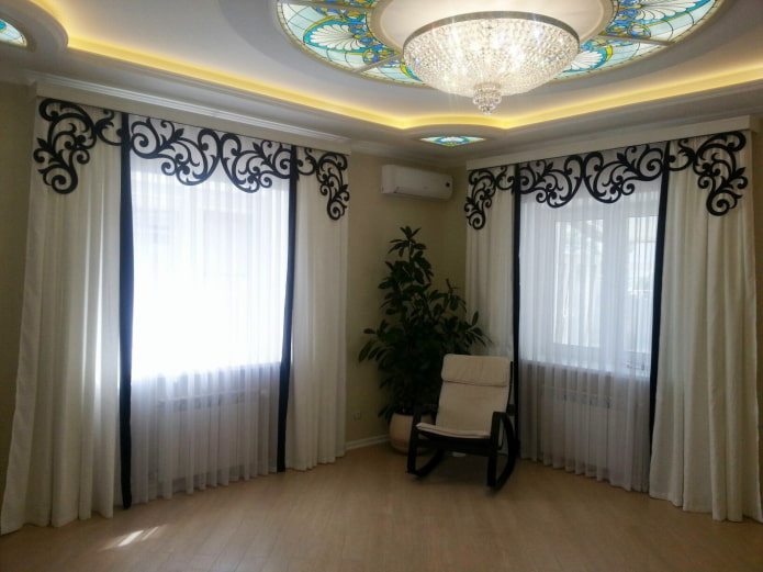 black figured lambrequin in the interior