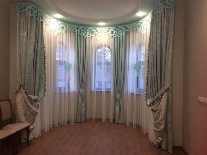 figured lambrequin on the bay windows