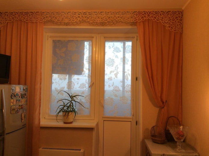 curly lambrequin in combination with roller blinds