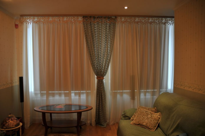 figured lambrequin in combination with roller blinds