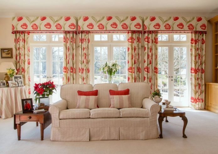 hard lambrequins with flowers in the living room