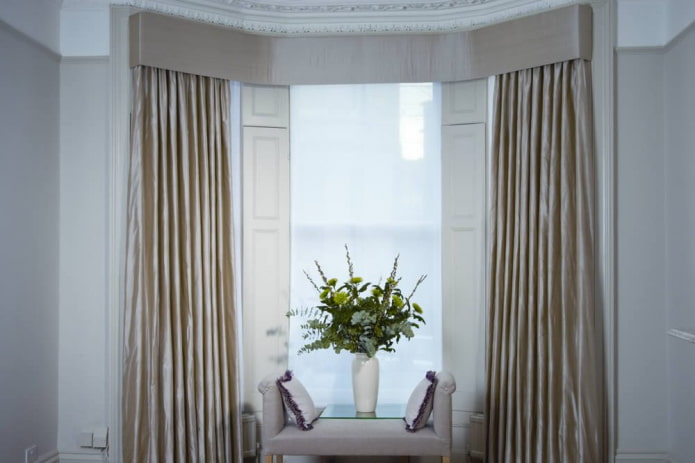 rigid lambrequin made of satin