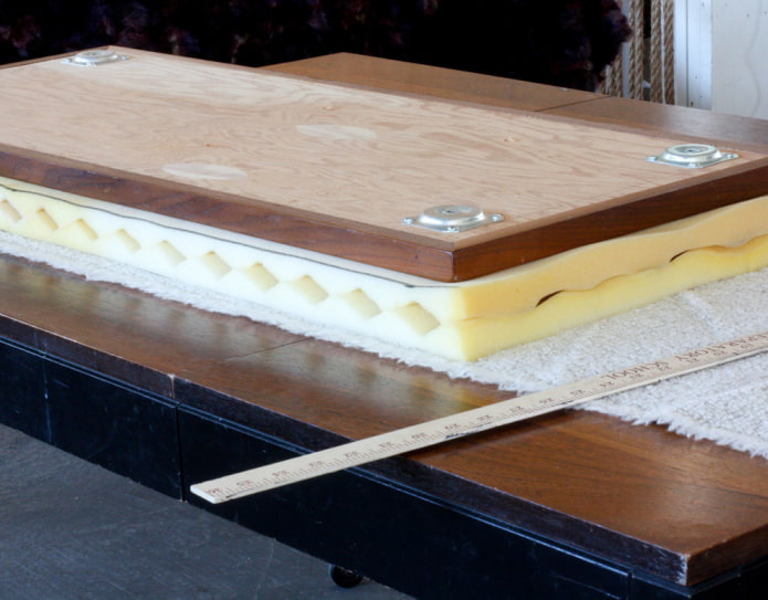 Gluing the foam rubber