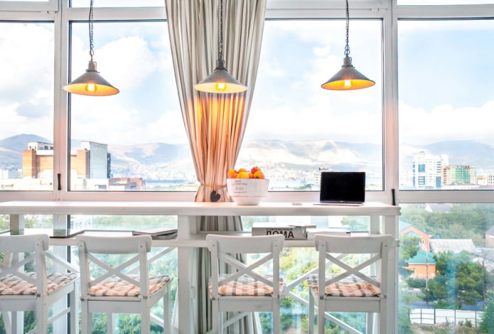 idea for decorating a balcony in the Provence style