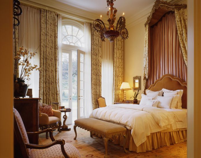 bedroom in yellow and brown tones