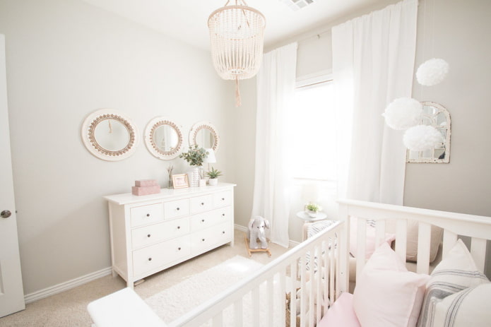 White chest of drawers