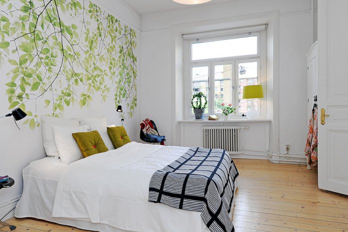 Wall painting in the bedroom (foliage)