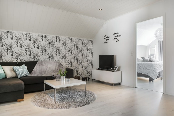 Black and white wallpaper in the living room