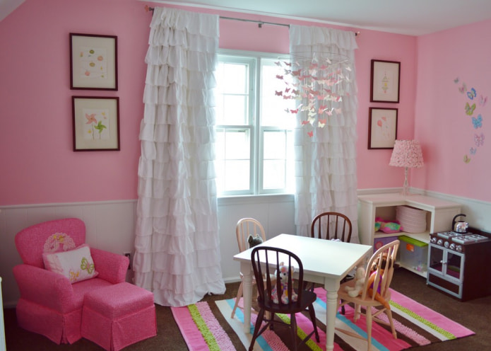 curtain with frills in the nursery