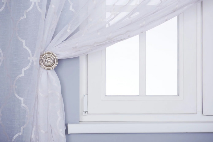 Curtain holder