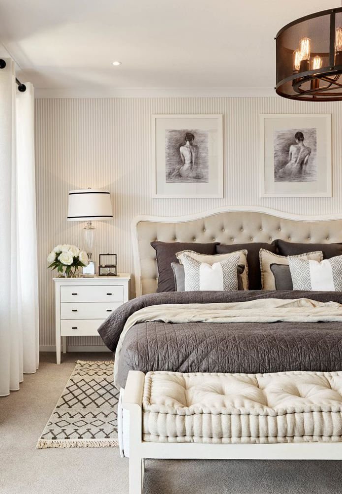 Narrow stripe on the walls in the bedroom