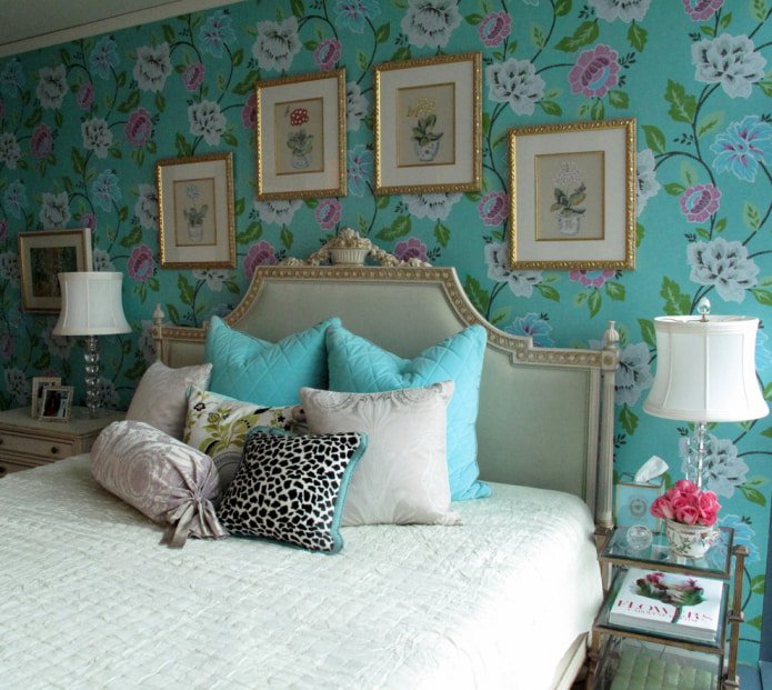 wallpaper with flowers at the head of the bed