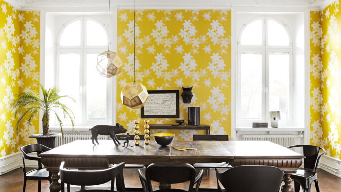 yellow paper wallpaper in the interior