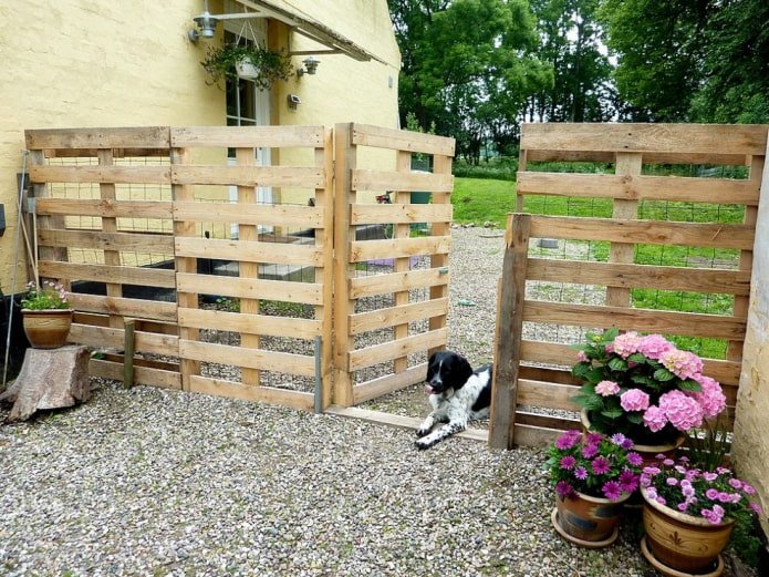 Gate from a pallet fence