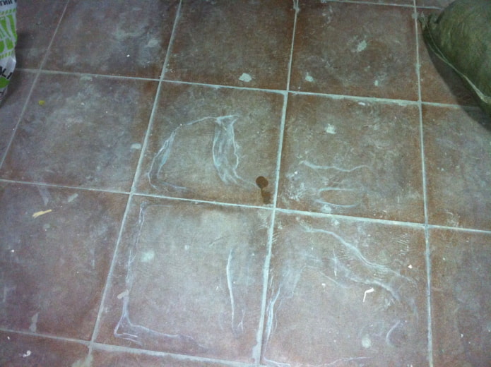 clean whitewash from a bathroom