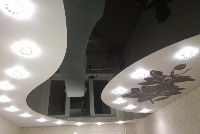 Single-level ceiling of two colors