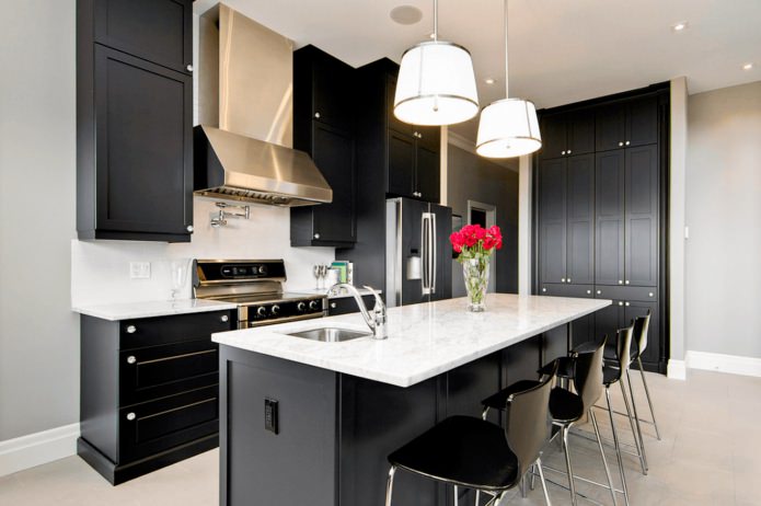 kitchen with black furniture and gray plain wallpaper
