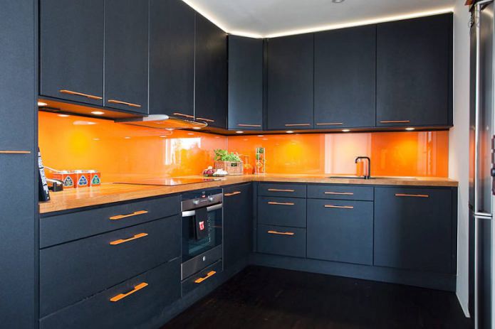 Black corner set with an orange apron