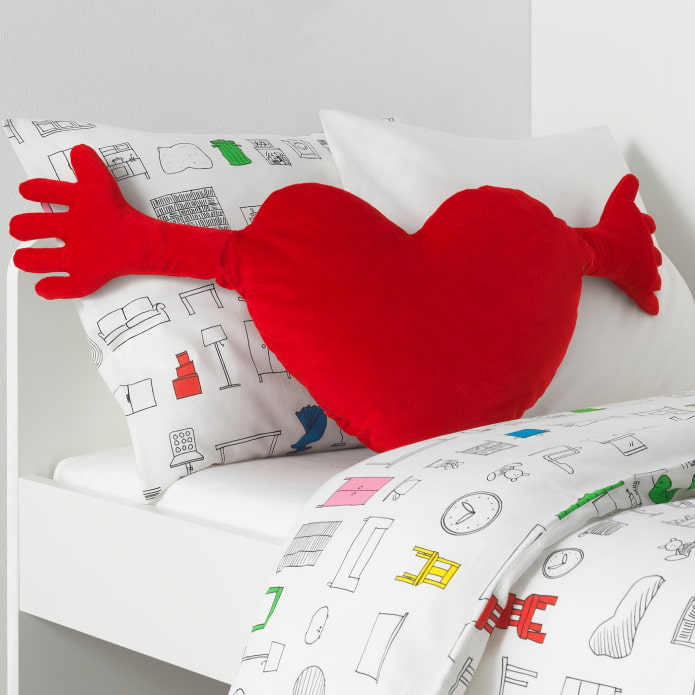 FAMNIG HJERTA Pillow