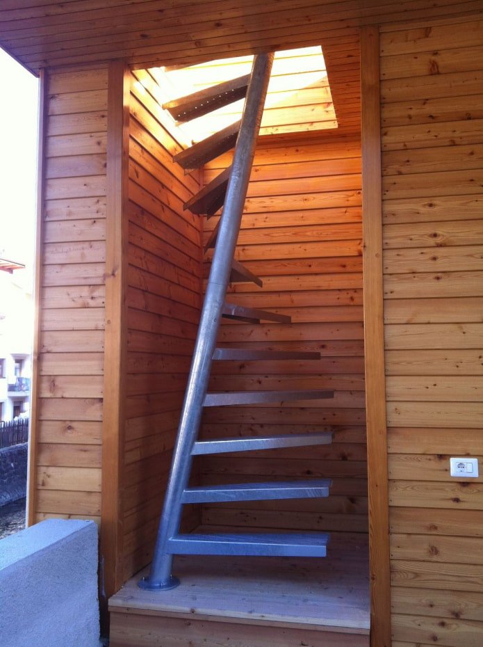 spiral staircase with an oblique stand